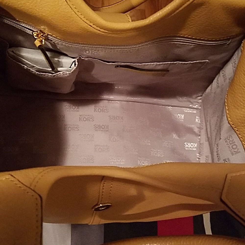 Micheal Kors Bag - Picture 3 of 3